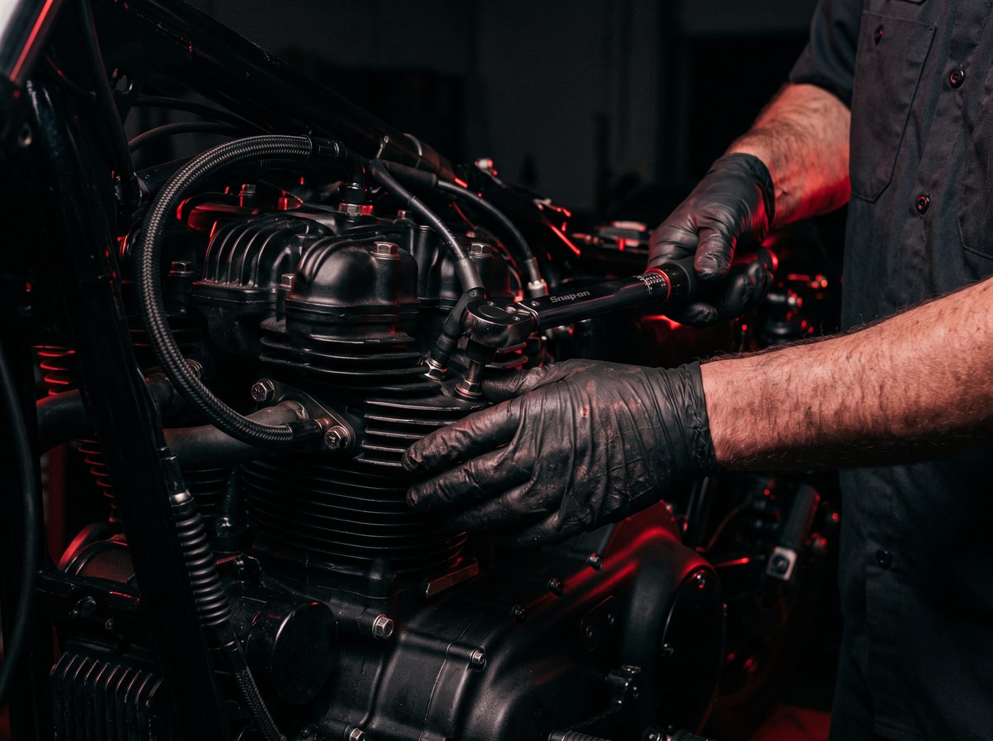 Mechaniker bei der Arbeit am Motorrad